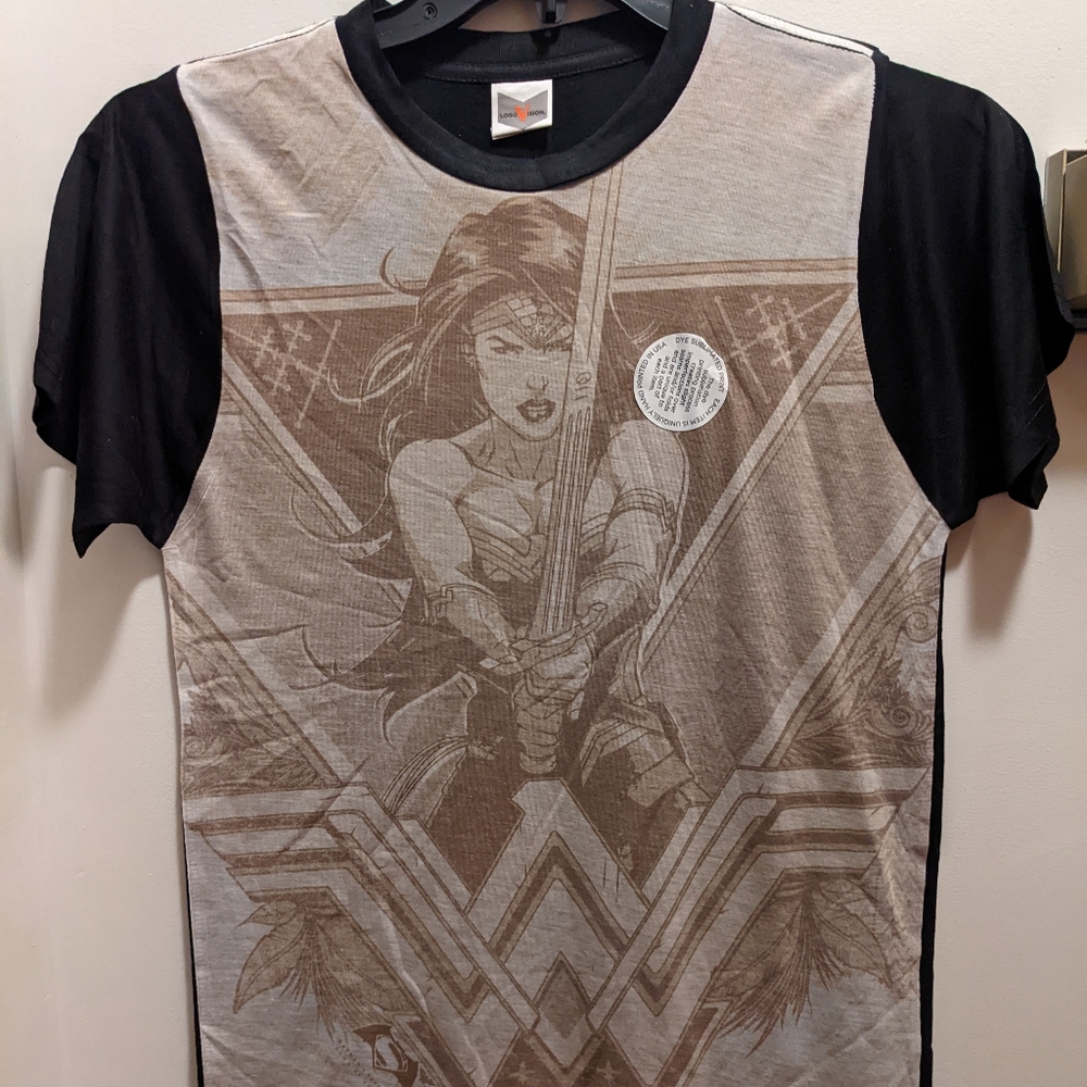 Wonder woman logo vision men's small short sleeved front print shirt New